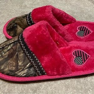 Pink Camo house slippers. Size 7/8